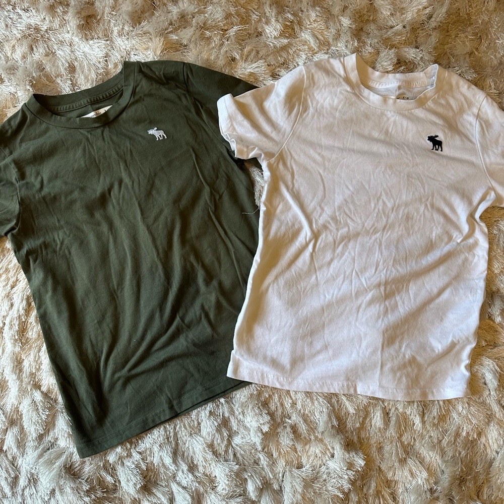 Set of 2 boys Abercrombie crew neck t shirts . Green and white